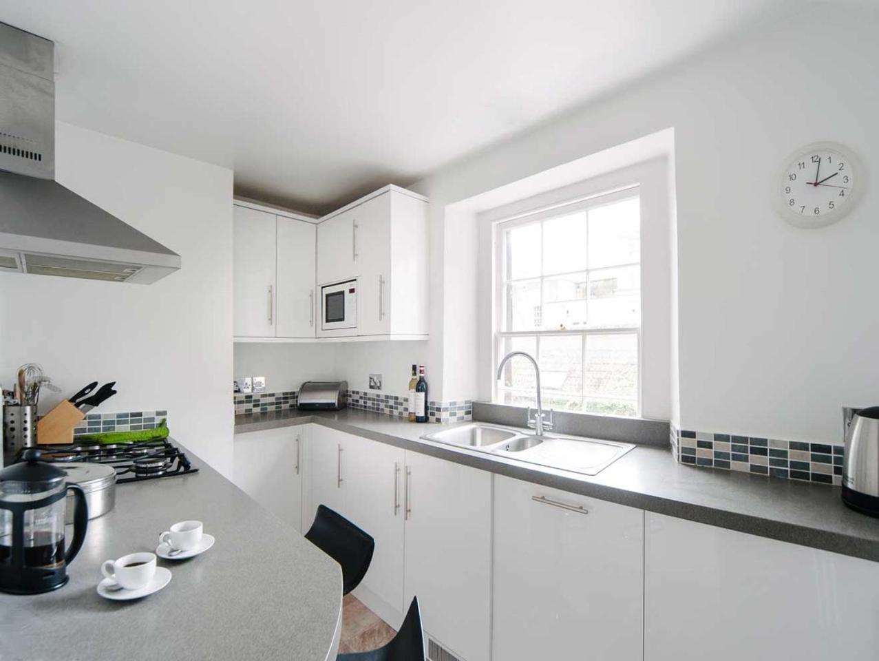 Stylish Three Bedroom Apartment In Heart Of City Бат Экстерьер фото