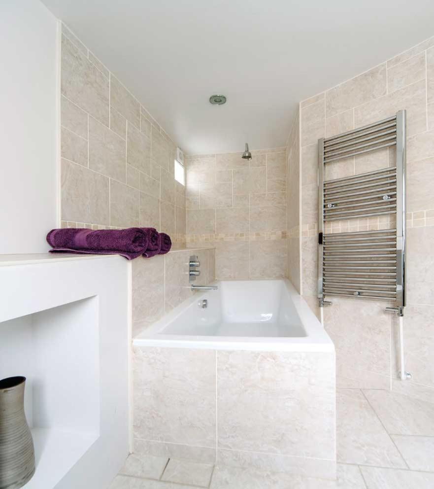 Stylish Three Bedroom Apartment In Heart Of City Бат Экстерьер фото